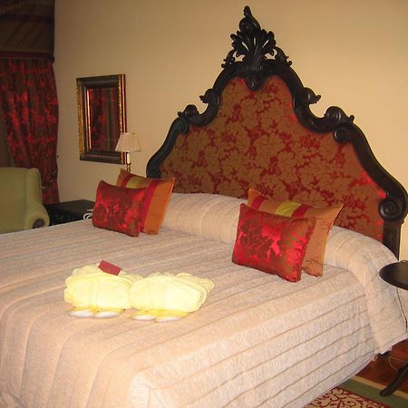 Convento Do Espinheiro, Historic Hotel & Spa Evora Phòng bức ảnh A bedroom at the Taj Mahal Palace