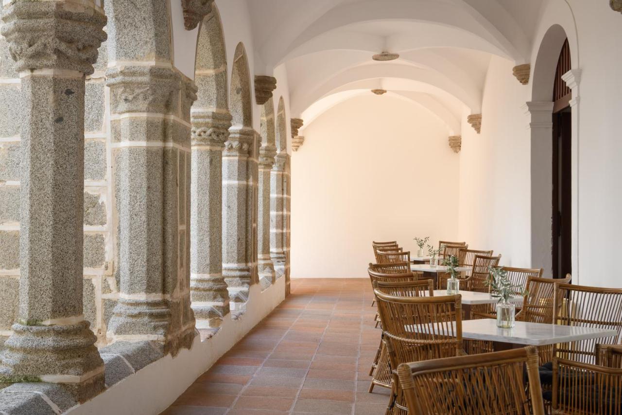Convento Do Espinheiro, Historic Hotel & Spa Evora Ngoại thất bức ảnh The cloister of the monastery