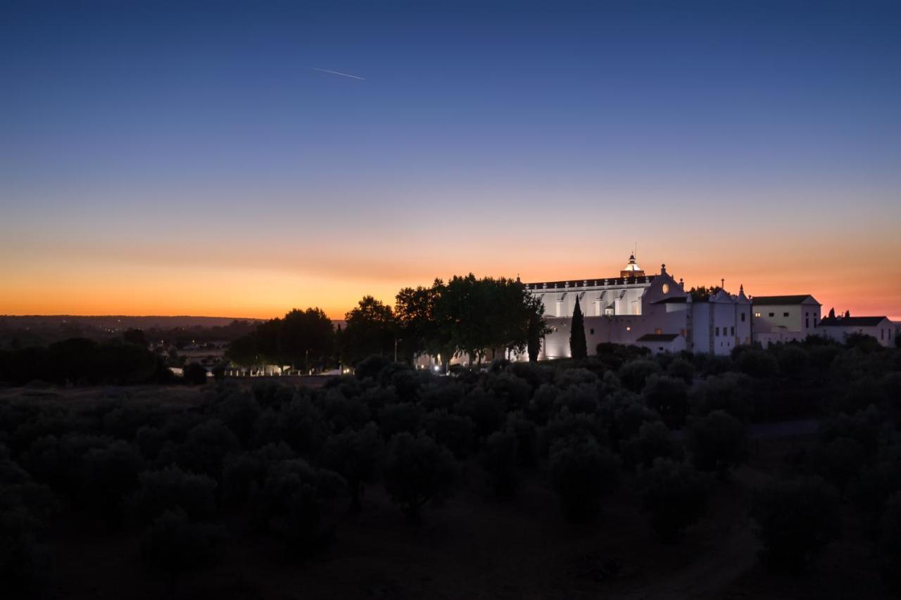 Convento Do Espinheiro, Historic Hotel & Spa Evora Ngoại thất bức ảnh The monastery at night