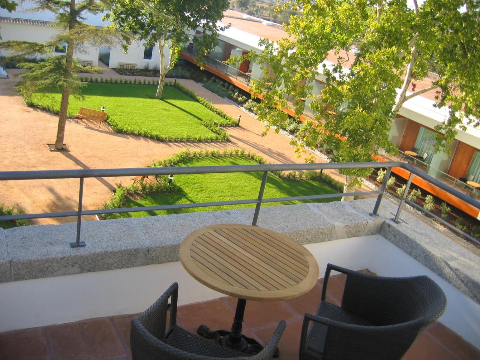 Convento Do Espinheiro, Historic Hotel & Spa Evora Phòng bức ảnh View of the campus