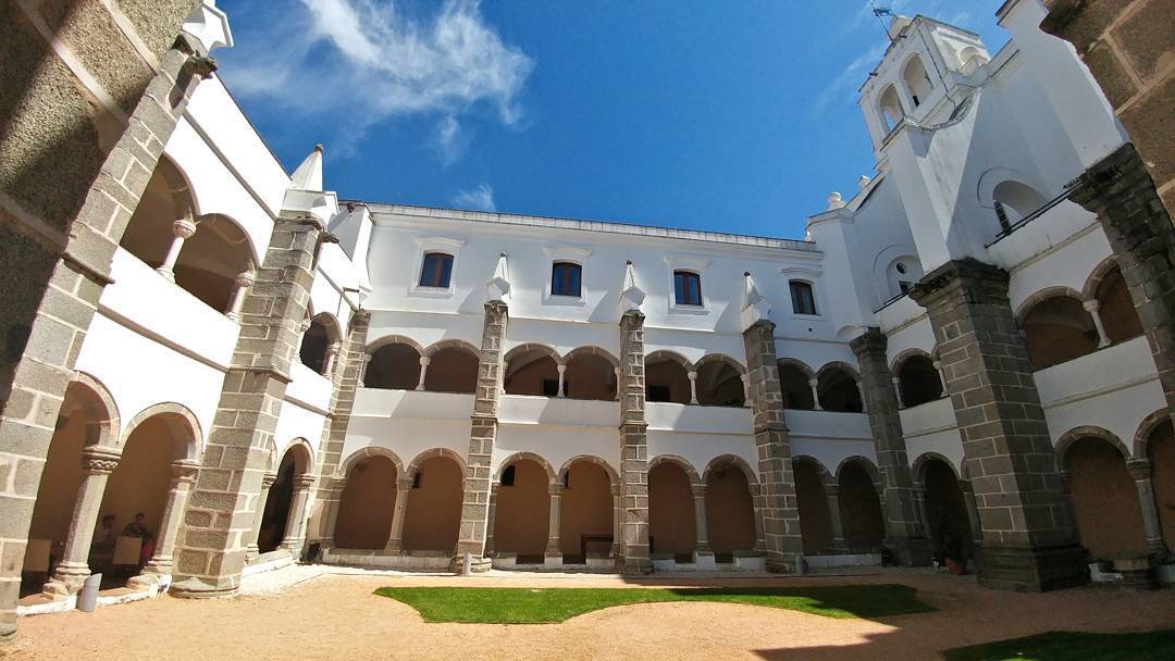 Convento Do Espinheiro, Historic Hotel & Spa Evora Ngoại thất bức ảnh Cloister of the monastery