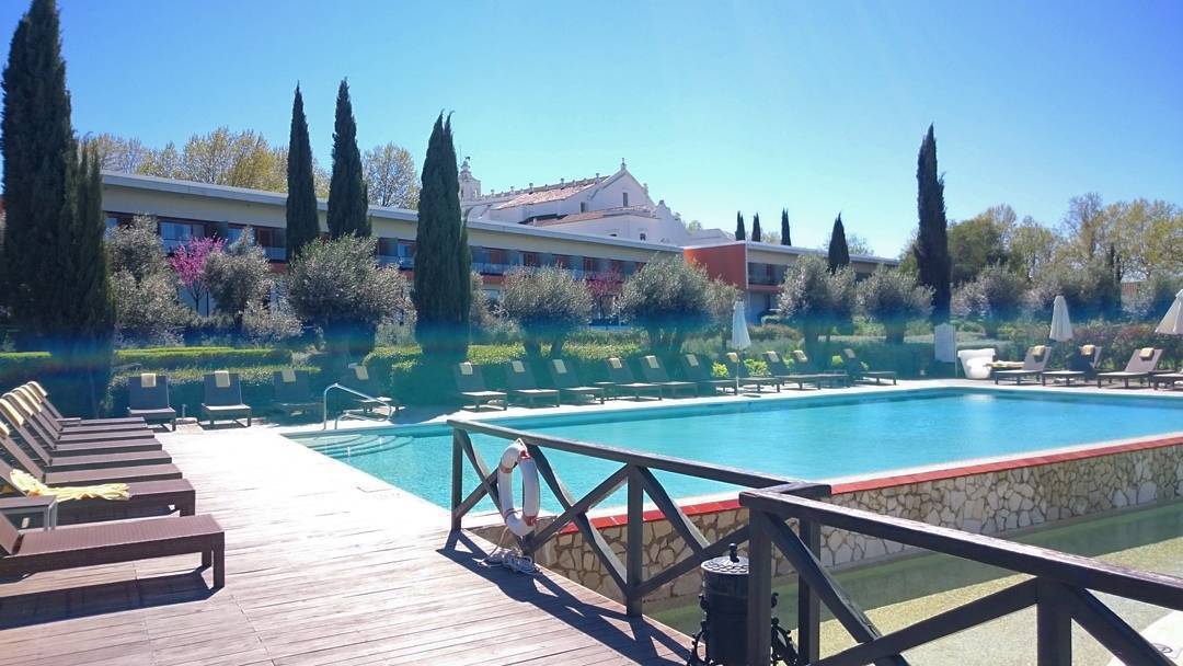 Convento Do Espinheiro, Historic Hotel & Spa Evora Ngoại thất bức ảnh The swimming pool at the hotel
