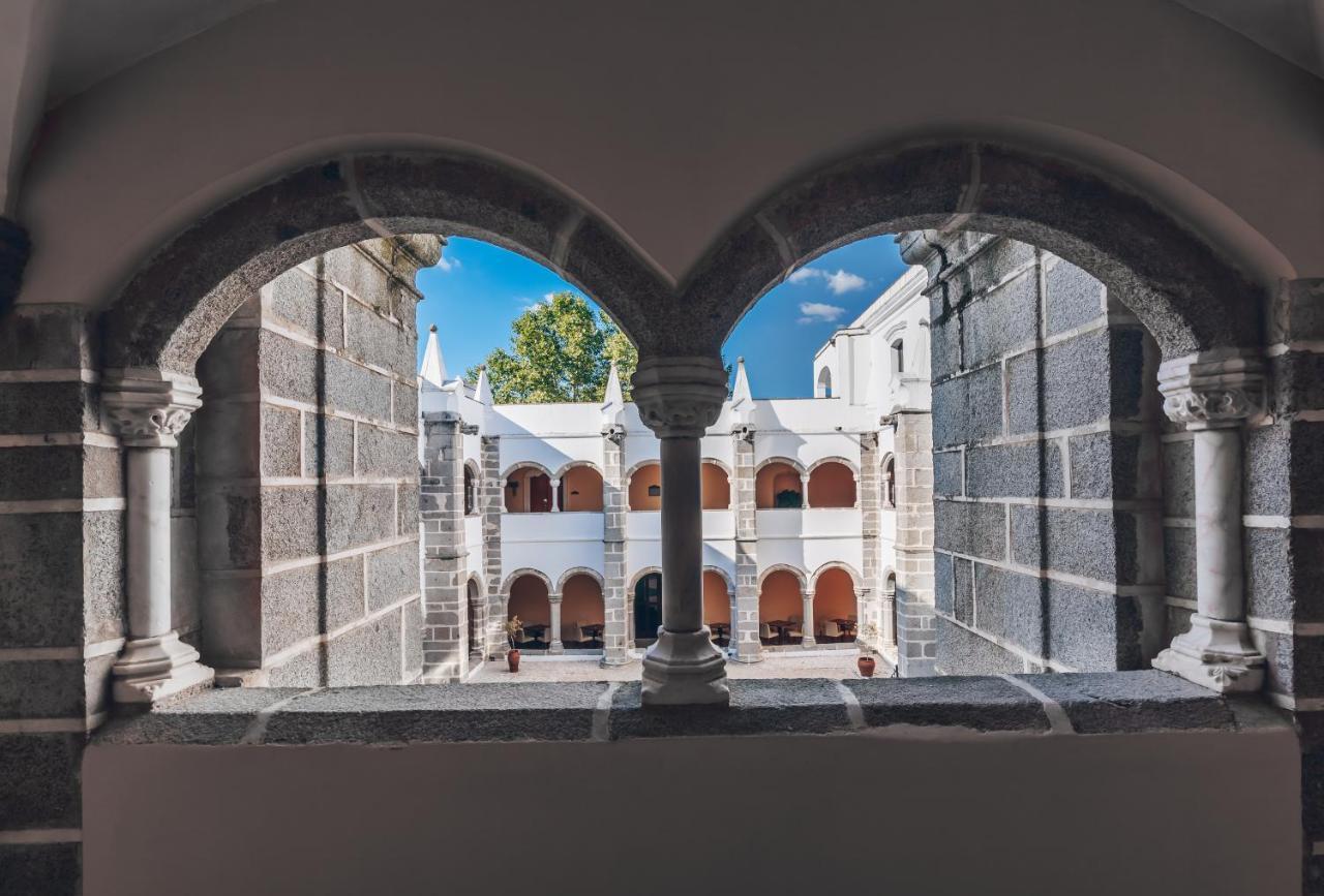 Convento Do Espinheiro, Historic Hotel & Spa Evora Ngoại thất bức ảnh The cloister of the monastery