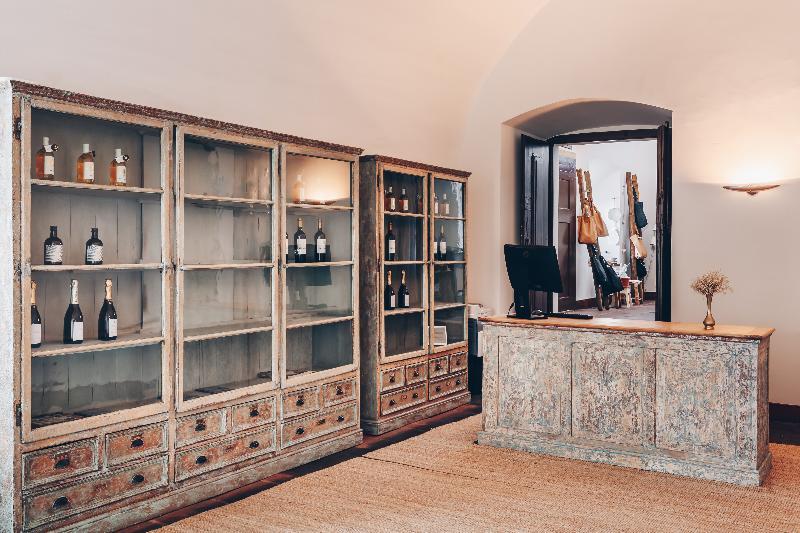 Convento Do Espinheiro, Historic Hotel & Spa Evora Ngoại thất bức ảnh Wine shop in the wine cellar