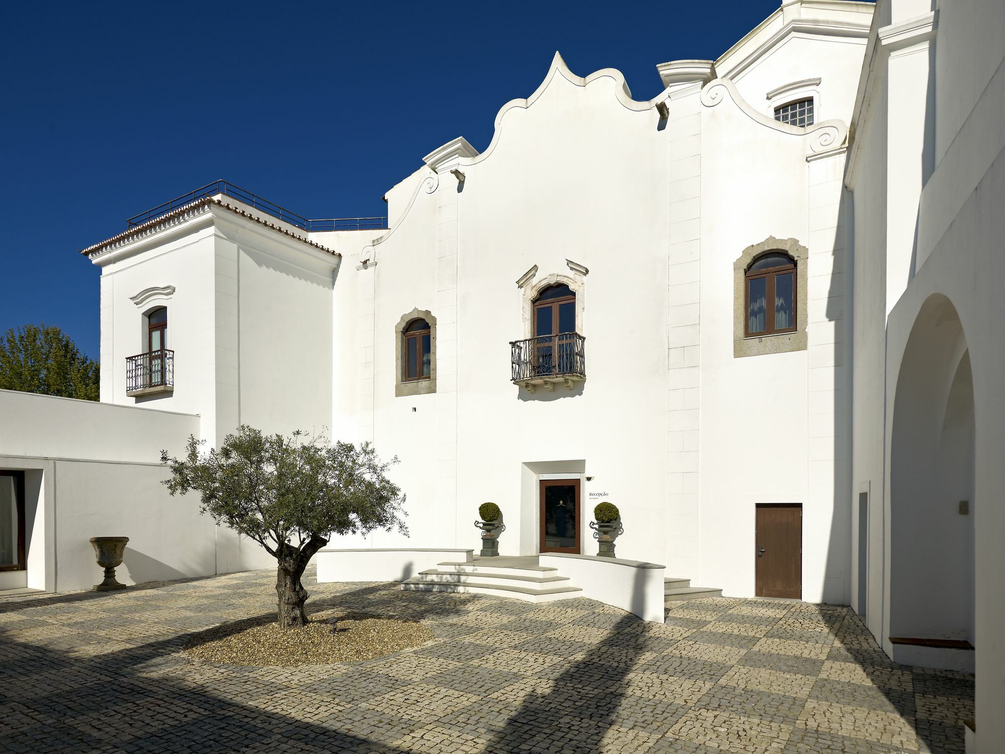 Convento Do Espinheiro, Historic Hotel & Spa Evora Ngoại thất bức ảnh The Casa Diogo Cao, in Póvoa de Varzim, is the oldest building in Portugal.
